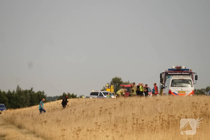 Auto slaat over de kop en belandt in droge sloot