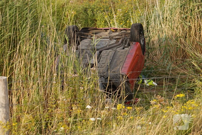Auto slaat over de kop en belandt in droge sloot