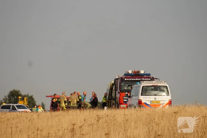 Auto slaat over de kop en belandt in droge sloot