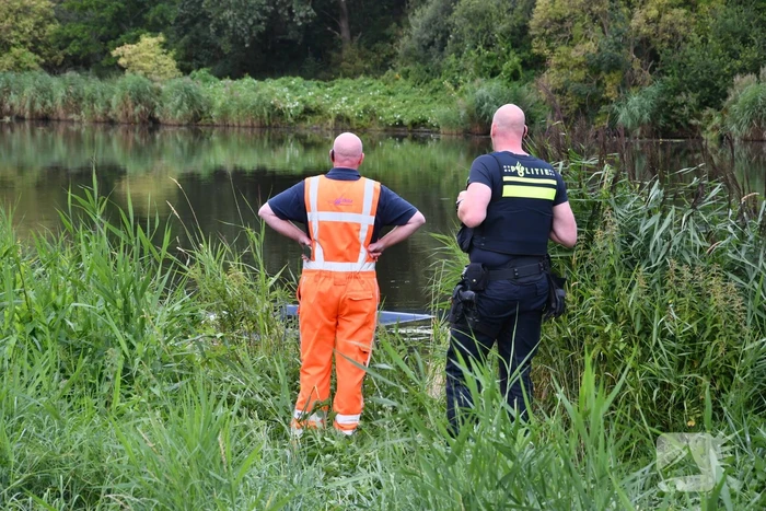 Bestuurder bestelbus mist bocht en belandt in het water