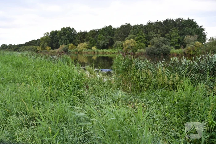 Bestuurder bestelbus mist bocht en belandt in het water