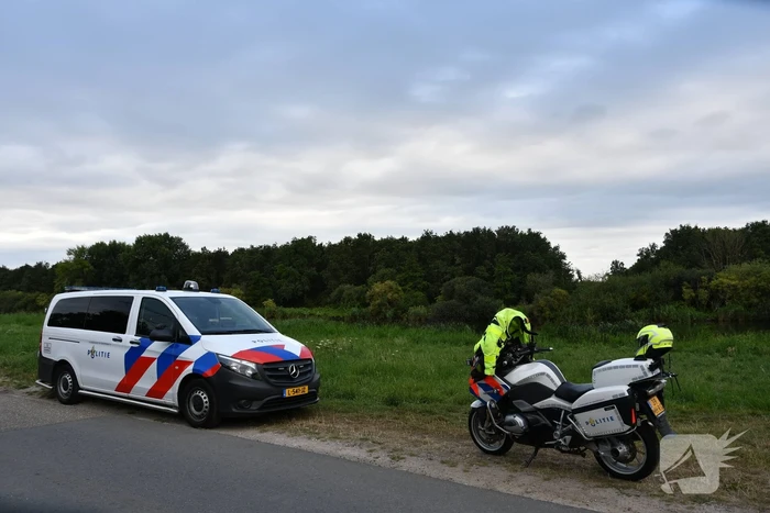 Bestuurder bestelbus mist bocht en belandt in het water