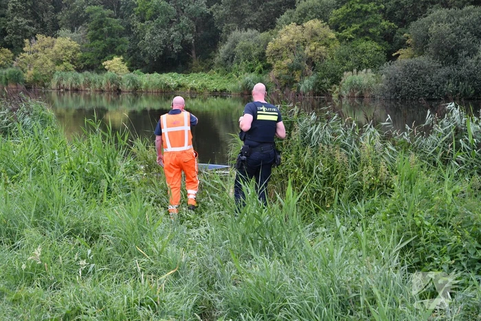 Bestuurder bestelbus mist bocht en belandt in het water