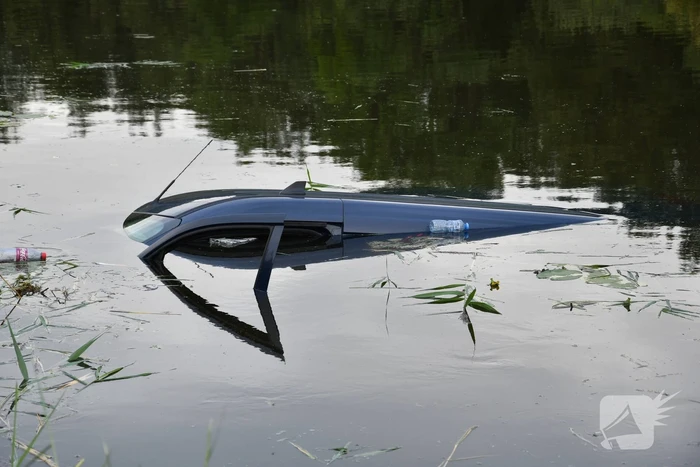 Bestuurder bestelbus mist bocht en belandt in het water