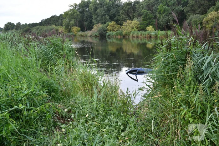 Bestuurder bestelbus mist bocht en belandt in het water