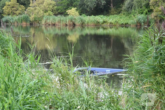 Bestuurder bestelbus mist bocht en belandt in het water