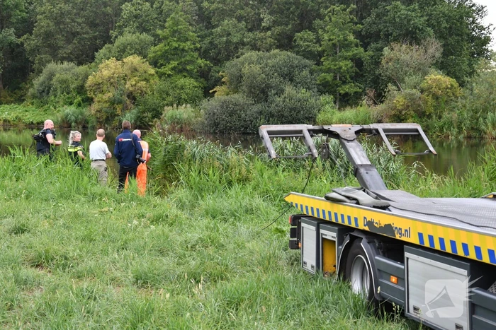 Bestuurder bestelbus mist bocht en belandt in het water