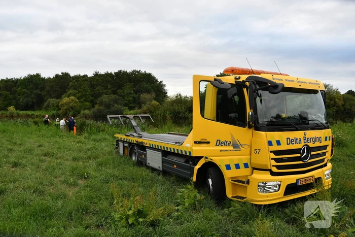 Bestuurder bestelbus mist bocht en belandt in het water