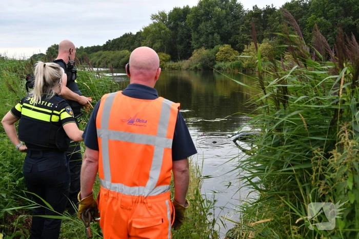 Bestuurder bestelbus mist bocht en belandt in het water