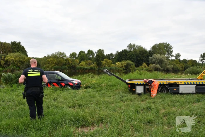 Bestuurder bestelbus mist bocht en belandt in het water