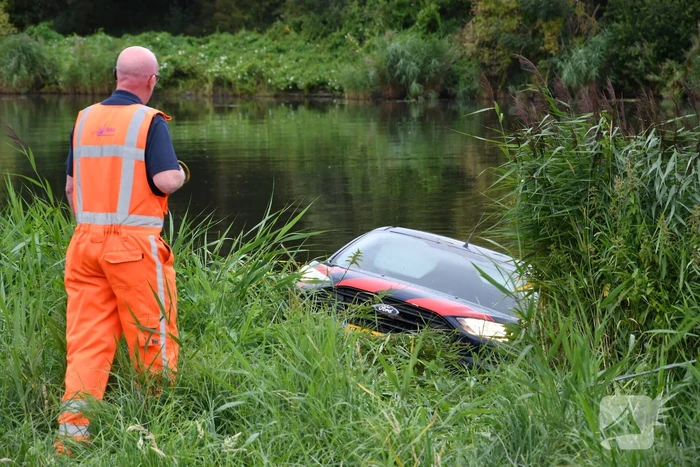 Bestuurder bestelbus mist bocht en belandt in het water