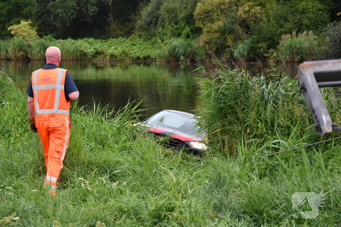 Bestuurder bestelbus mist bocht en belandt in het water