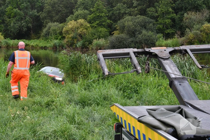 Bestuurder bestelbus mist bocht en belandt in het water
