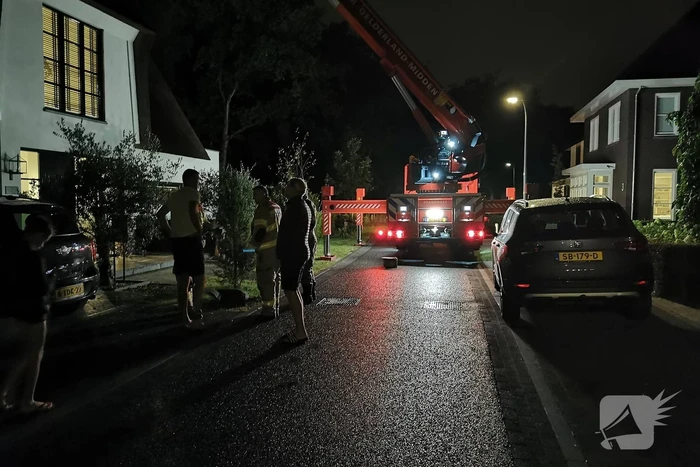 Brandweer controleert rietendak na blikseminslag