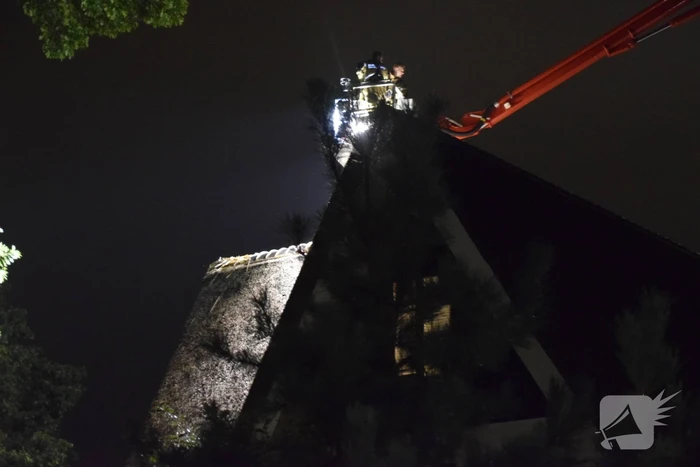 Brandweer controleert rietendak na blikseminslag