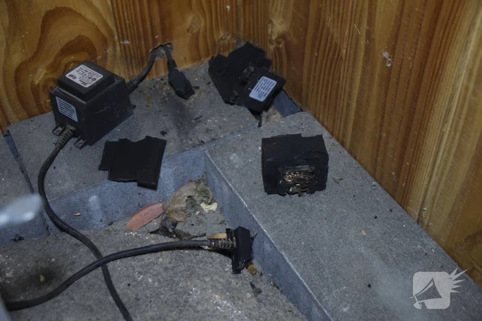 Brandweer controleert rietendak na blikseminslag