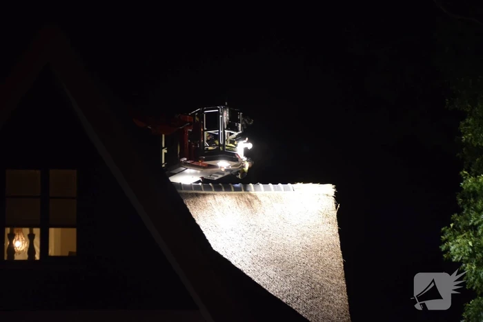 Brandweer controleert rietendak na blikseminslag