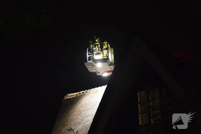 Brandweer controleert rietendak na blikseminslag