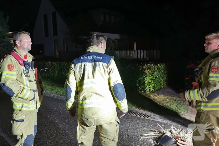Brandweer controleert rietendak na blikseminslag