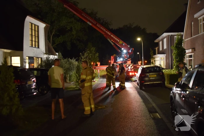 Brandweer controleert rietendak na blikseminslag