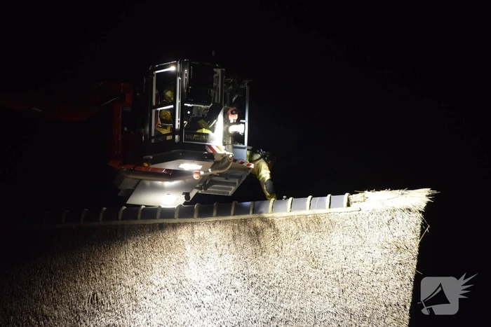 Brandweer controleert rietendak na blikseminslag