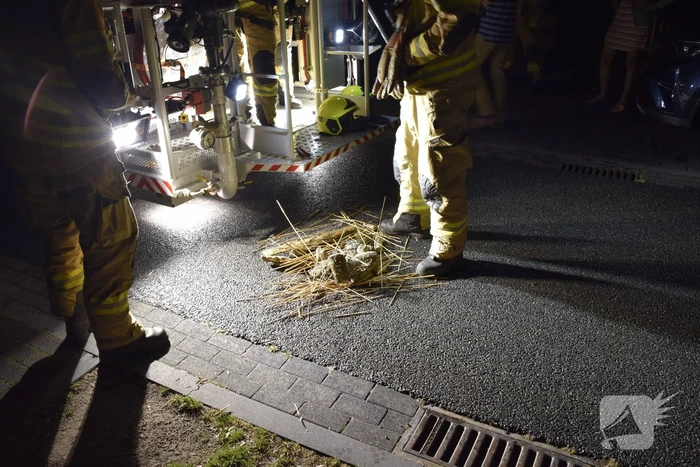 Brandweer controleert rietendak na blikseminslag