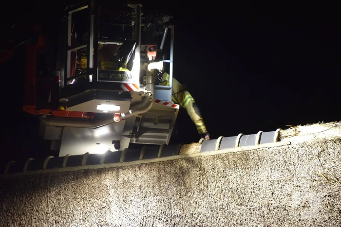Brandweer controleert rietendak na blikseminslag