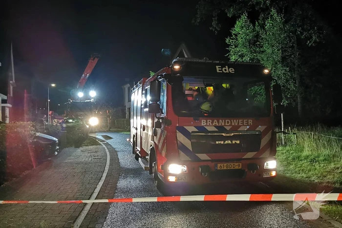 Brandweer controleert rietendak na blikseminslag