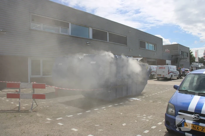 Veel rook bij brand in perscontainer