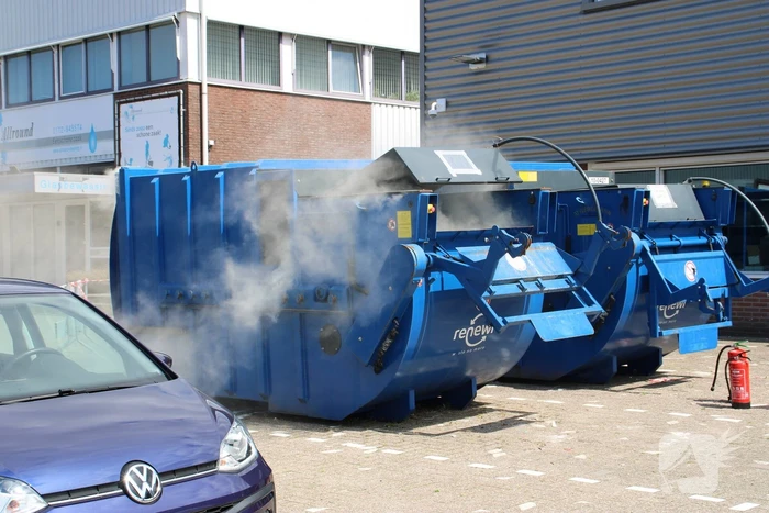 Veel rook bij brand in perscontainer