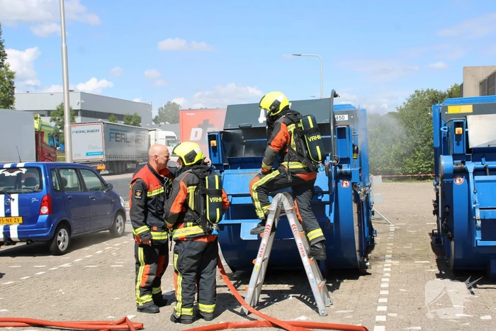 Veel rook bij brand in perscontainer