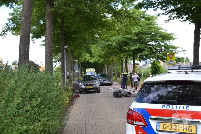 Scooterrijder ernstig gewond bij botsing met auto