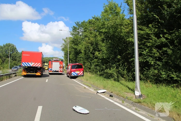Weg bezaaid met brokstukken na botsing