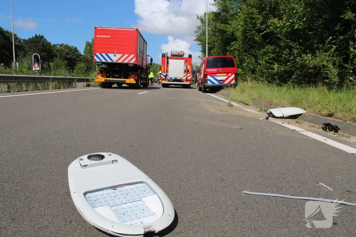 Weg bezaaid met brokstukken na botsing