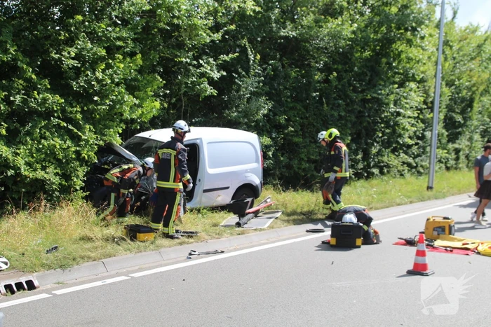 Weg bezaaid met brokstukken na botsing