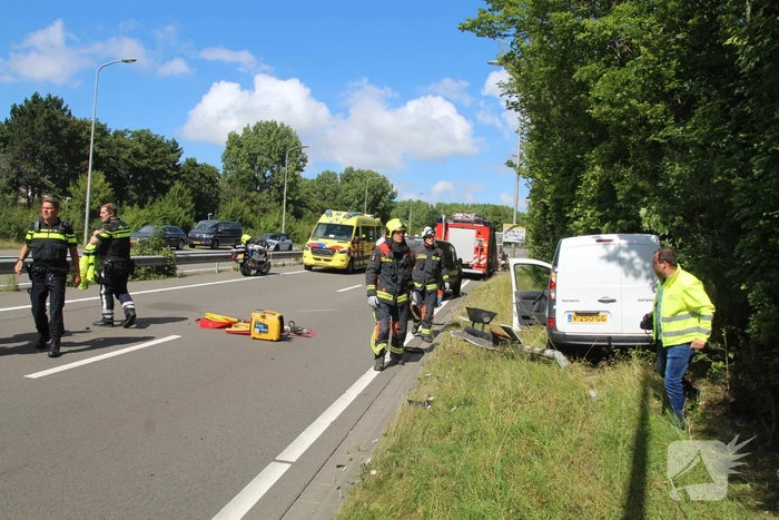 Weg bezaaid met brokstukken na botsing