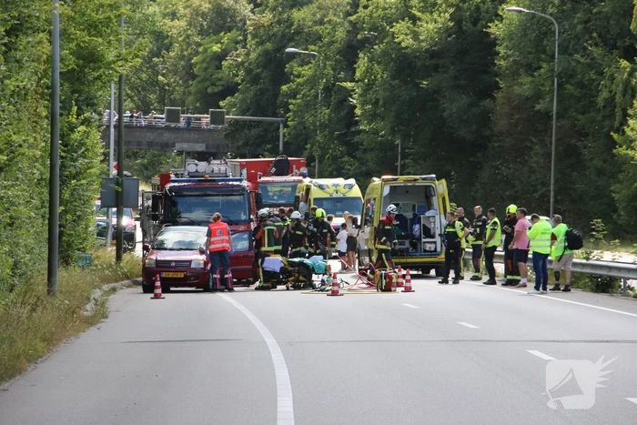 Weg bezaaid met brokstukken na botsing