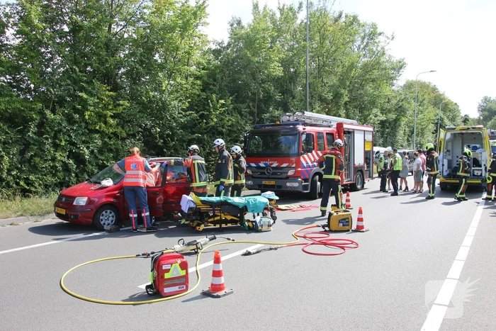 Weg bezaaid met brokstukken na botsing