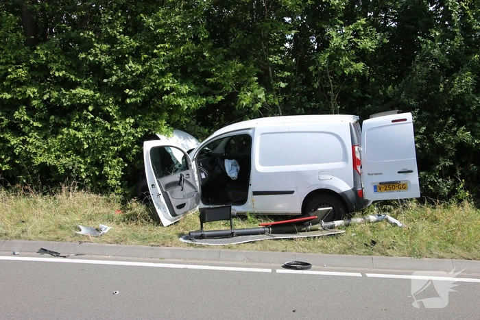 Weg bezaaid met brokstukken na botsing