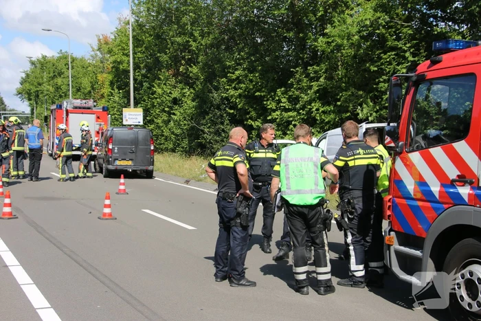 Weg bezaaid met brokstukken na botsing