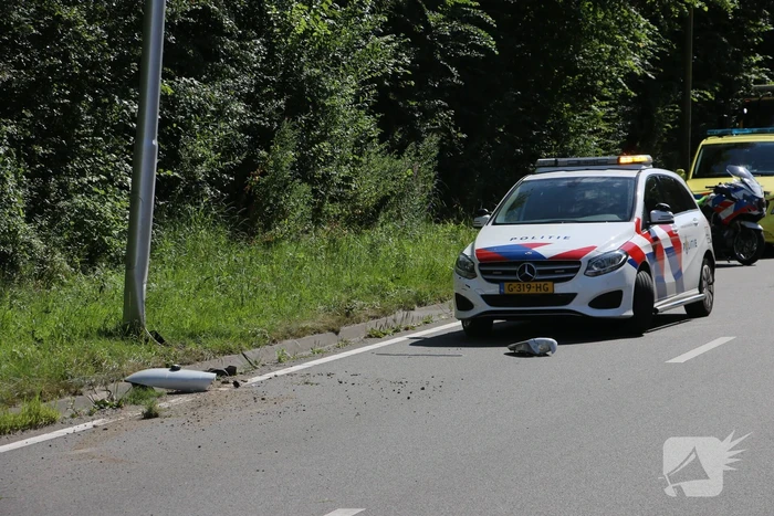 Weg bezaaid met brokstukken na botsing