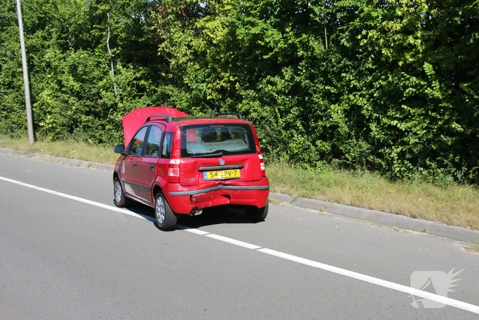 Weg bezaaid met brokstukken na botsing