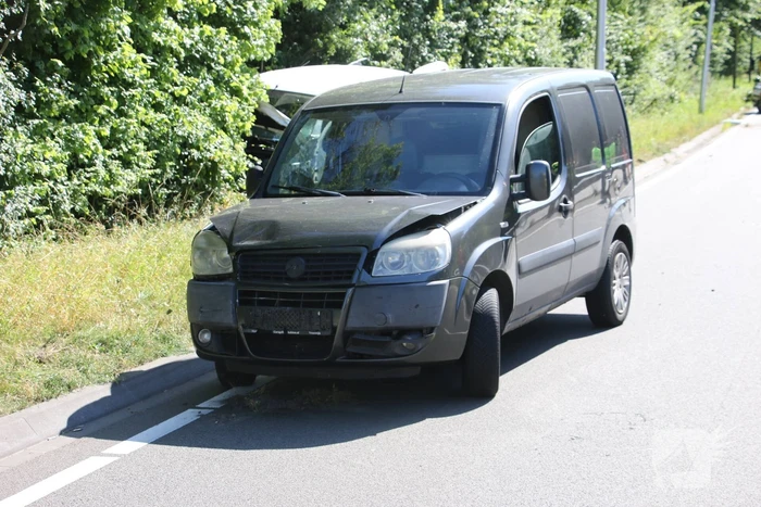 Weg bezaaid met brokstukken na botsing