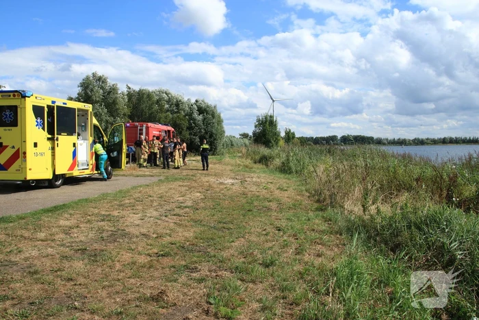 Veel hulpdiensten aanwezig voor persoon te water in Ouderkerkerplas