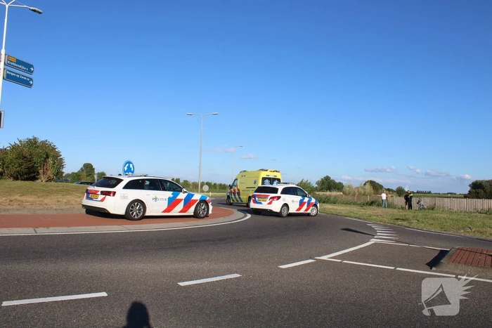 Automobilist rijdt rechtdoor de sloot in
