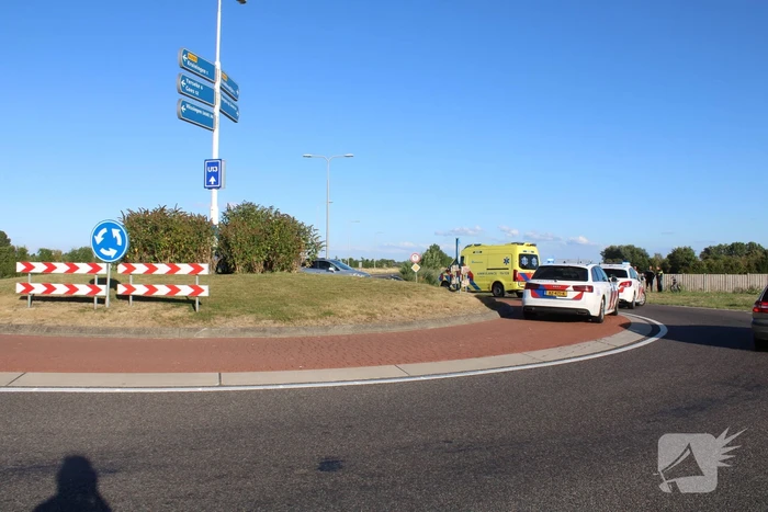Automobilist rijdt rechtdoor de sloot in