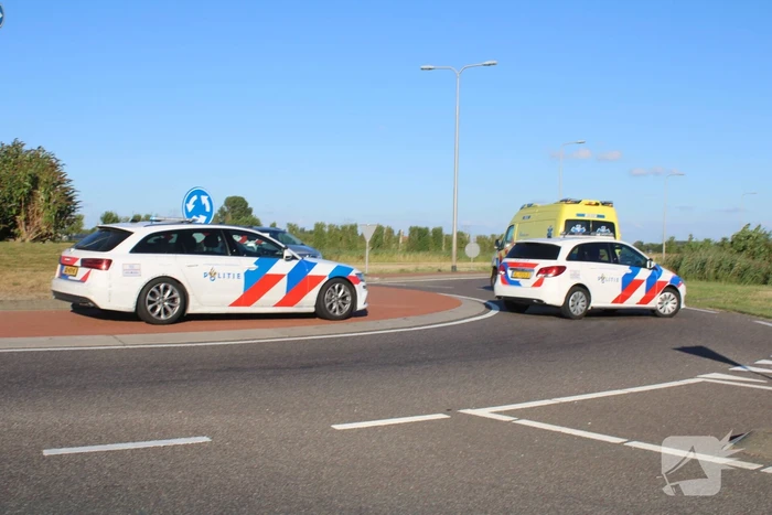 Automobilist rijdt rechtdoor de sloot in