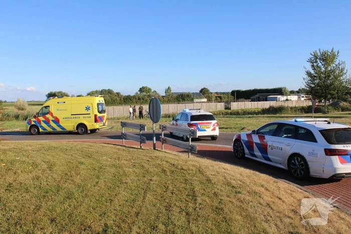 Automobilist rijdt rechtdoor de sloot in