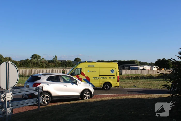 Automobilist rijdt rechtdoor de sloot in