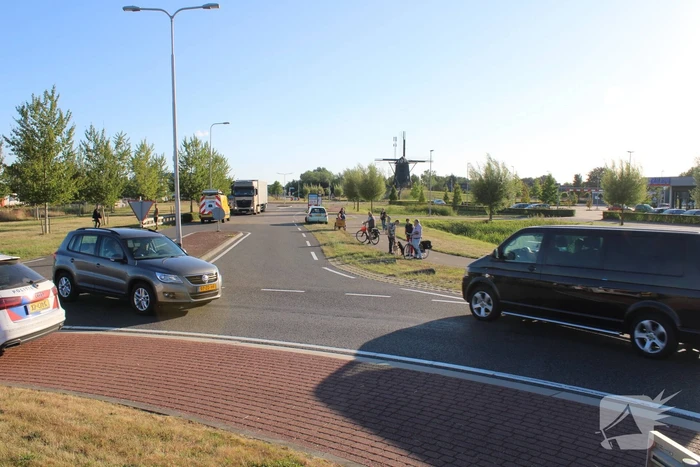 Automobilist rijdt rechtdoor de sloot in